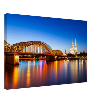 Dekoration mit Charakter. Köln bei Nacht – Hochwertiger Leinwanddruck für Wohnzimmer & Büro: passt in jedes Ambiente. Schlicht, elegant und wirkungsvoll.