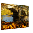 Stimmungsvolle Wandkunst für stilvolle Räume. Landschaftsfoto auf Leinwand - Brücke im Herbstlaub 70x100 cm: für stilvolle Raumgestaltung. Schlicht, elegant und wirkungsvoll.