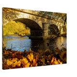 Stimmungsvolle Wandkunst für stilvolle Räume. Landschaftsfoto auf Leinwand - Brücke im Herbstlaub 70x100 cm: für stilvolle Raumgestaltung. Schlicht, elegant und wirkungsvoll.