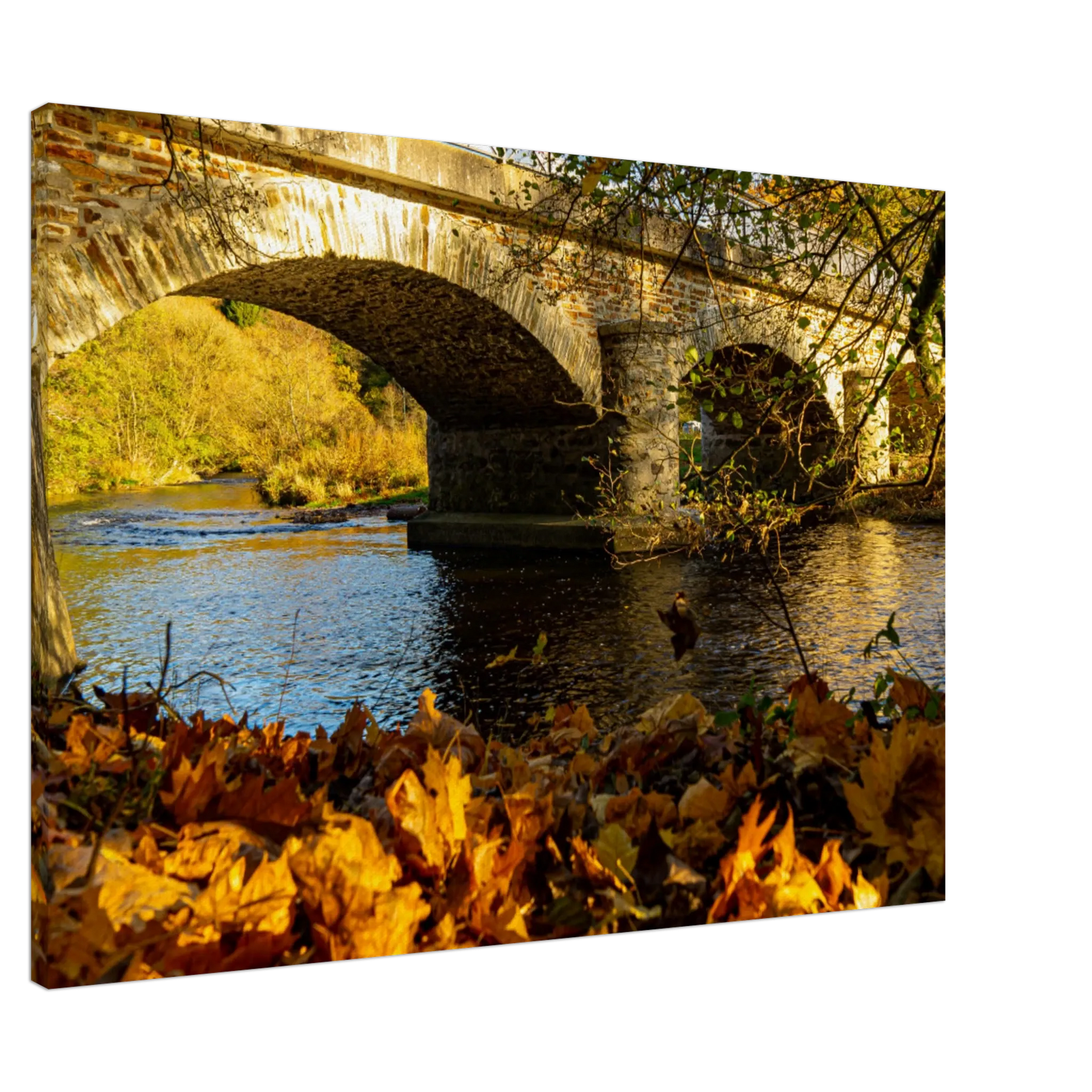 Stimmungsvolle Wandkunst für stilvolle Räume. Landschaftsfoto auf Leinwand - Brücke im Herbstlaub 70x100 cm: passt in jedes Ambiente. Schlicht, elegant und wirkungsvoll.