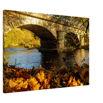 Stimmungsvolle Wandkunst für stilvolle Räume. Landschaftsfoto auf Leinwand - Brücke im Herbstlaub 70x100 cm: für stilvolle Raumgestaltung. Schlicht, elegant und wirkungsvoll.