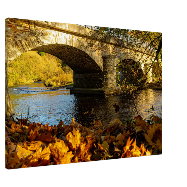 Stimmungsvolle Wandkunst für stilvolle Räume. Landschaftsfoto auf Leinwand - Brücke im Herbstlaub 70x100 cm: für stilvolle Raumgestaltung. Schlicht, elegant und wirkungsvoll.