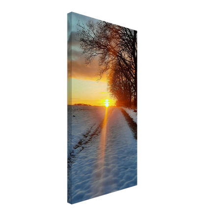 Dekoration mit Charakter. Abendrot Vor Einer Malerischen Landschaft – Hochwertiger Leinwanddruck: zeitlos und harmonisch. Eine besondere Bereicherung für jeden Raum.