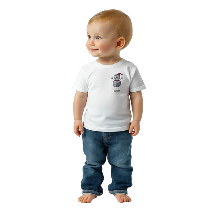 Sanfte Wandkunst fürs Kinderzimmer. Classic Baby Crewneck T-shirt personalisiertes Kindershirt zu Weihnachten🎅: freundlich und verspielt gestaltet. Ein Highlight für das Kinderzimmer.