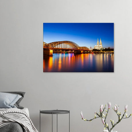 Stimmungsvolle Wandkunst für stilvolle Räume. Köln bei Nacht – Hochwertiger Leinwanddruck für Wohnzimmer & Büro: zeitlos und harmonisch. Eine besondere Bereicherung für jeden Raum.