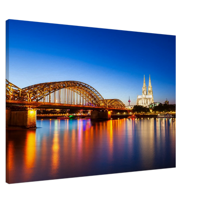 Dekoration mit Charakter. Köln bei Nacht – Hochwertiger Leinwanddruck für Wohnzimmer & Büro: passt in jedes Ambiente. Schlicht, elegant und wirkungsvoll.