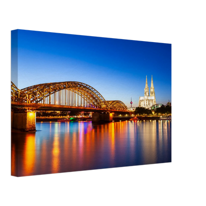 Stimmungsvolle Wandkunst für stilvolle Räume. Köln bei Nacht – Hochwertiger Leinwanddruck für Wohnzimmer & Büro: zeitlos und harmonisch. Schlicht, elegant und wirkungsvoll.