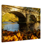 Dekoration mit Charakter. Landschaftsfoto auf Leinwand - Brücke im Herbstlaub 70x100 cm: für stilvolle Raumgestaltung. Schlicht, elegant und wirkungsvoll.