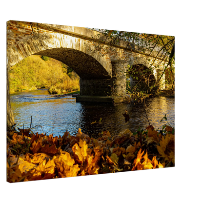 Ein Ausdruck moderner Ästhetik. Landschaftsfoto auf Leinwand - Brücke im Herbstlaub 70x100 cm: passt in jedes Ambiente. Schlicht, elegant und wirkungsvoll.