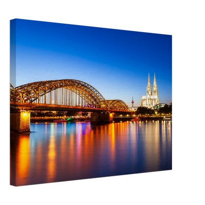 Ein Ausdruck moderner Ästhetik. Köln bei Nacht – Hochwertiger Leinwanddruck für Wohnzimmer & Büro: für stilvolle Raumgestaltung. Eine besondere Bereicherung für jeden Raum.