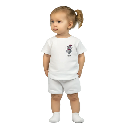Liebevolle Erinnerung an Kindheitsmomente. Classic Baby Crewneck T-shirt personalisiertes Kindershirt zu Weihnachten🎅: voller Geborgenheit und Fantasie. Ein Highlight für das Kinderzimmer.