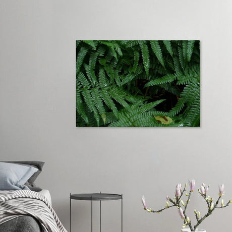 Dekoration mit Charakter. Grüner Farn Kunstdruck  – Zeitloses Kunstwerk nach einem Regenguss 70x100: für stilvolle Raumgestaltung. Eine besondere Bereicherung für jeden Raum.