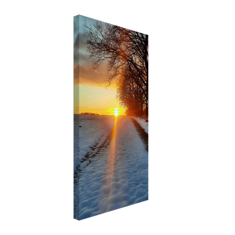 Dekoration mit Charakter. Abendrot Vor Einer Malerischen Landschaft – Hochwertiger Leinwanddruck: für stilvolle Raumgestaltung. Schlicht, elegant und wirkungsvoll.