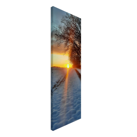 Stimmungsvolle Wandkunst für stilvolle Räume. Abendrot Vor Einer Malerischen Landschaft – Hochwertiger Leinwanddruck: zeitlos und harmonisch. Schlicht, elegant und wirkungsvoll.