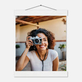 Personalisierbares Poster mit Aufhängern – Minimalistische Holzleisten für Vintage-Charme – Kunstdruck auf Birkenholz mit natürlicher Holzstruktur