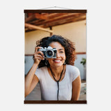 Personalisierbares Poster mit Aufhängern – Minimalistische Holzleisten für Vintage-Charme – Birkenholz-Wandbild mit hochwertiger Druckgestaltung