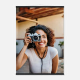 Personalisierbares Poster mit Aufhängern – Minimalistische Holzleisten für Vintage-Charme – Wandbild auf Holz mit individuell gewähltem Motiv