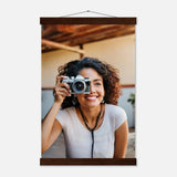 Personalisierbares Poster mit Aufhängern – Minimalistische Holzleisten für Vintage-Charme – Kunstdruck auf Birkenholz mit natürlicher Holzstruktur