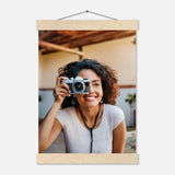 Personalisierbares Poster mit Aufhängern – Minimalistische Holzleisten für Vintage-Charme – Wandbild auf Holz mit natürlicher Materialwirkung