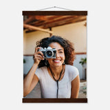 Personalisierbares Poster mit Aufhängern – Minimalistische Holzleisten für Vintage-Charme – Kunstdruck auf Birkenholz mit hochwertiger Druckwirkung