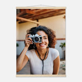 Personalisierbares Poster mit Aufhängern – Minimalistische Holzleisten für Vintage-Charme – bedruckte Holzplatte mit dekorativer Bildwirkung