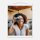 Personalisierbares Poster mit Aufhängern – Minimalistische Holzleisten für Vintage-Charme – Kunstdruck auf Holz als natürliche Wanddekoration
