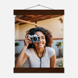 Personalisierbares Poster mit Aufhängern – Minimalistische Holzleisten für Vintage-Charme – bedruckte Holzplatte mit dekorativer Bildwirkung