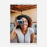 Personalisierbares Poster mit Aufhängern – Minimalistische Holzleisten für Vintage-Charme – Kunstdruck auf Holz als natürliche Wanddekoration