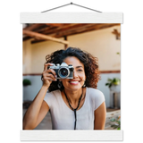 Personalisierbares Poster mit Aufhängern – Minimalistische Holzleisten für Vintage-Charme – Wandbild auf Holz mit individuell gewähltem Motiv
