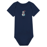 Dekoration mit Charakter. Classic Baby Short Sleeve Bodysuit personalisiertes Geschenk zu Weihachten 🎅: zeitlos und harmonisch. Schlicht, elegant und wirkungsvoll.