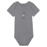 Dekoration mit Charakter. Classic Baby Short Sleeve Bodysuit personalisiertes Geschenk zu Weihachten 🎅: zeitlos und harmonisch. Eine besondere Bereicherung für jeden Raum.