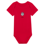 Dekoration mit Charakter. Classic Baby Short Sleeve Bodysuit personalisiertes Geschenk zu Weihachten 🎅: zeitlos und harmonisch. Schlicht, elegant und wirkungsvoll.