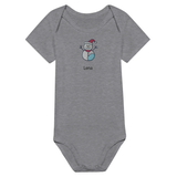 Dekoration mit Charakter. Classic Baby Short Sleeve Bodysuit personalisiertes Geschenk zu Weihachten 🎅: für stilvolle Raumgestaltung. Eine besondere Bereicherung für jeden Raum.