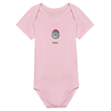 Dekoration mit Charakter. Classic Baby Short Sleeve Bodysuit personalisiertes Geschenk zu Weihachten 🎅: zeitlos und harmonisch. Eine besondere Bereicherung für jeden Raum.